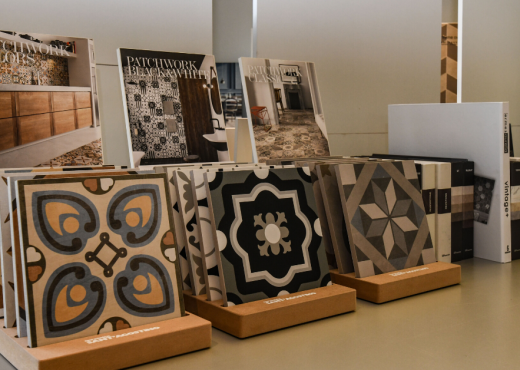 Le fantasie per le piastrelle del bagno: dalle trame optical all'effetto tartan