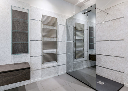 NEL BAGNO MODERNO LA DOCCIA É INVISIBILE