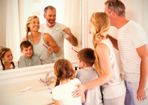 Condividere il bagno: soluzioni d'arredo formato famiglia