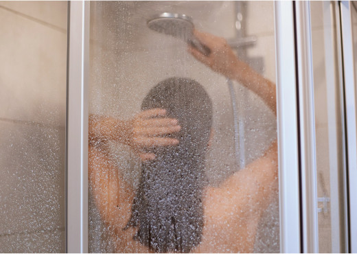 COME PULIRE LA DOCCIA: CONSIGLI E PRODOTTI DA UTILIZZARE