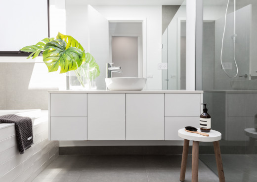 Bagno moderno e funzionale: tutto sui mobili sospesi, dal lavabo ai pensili