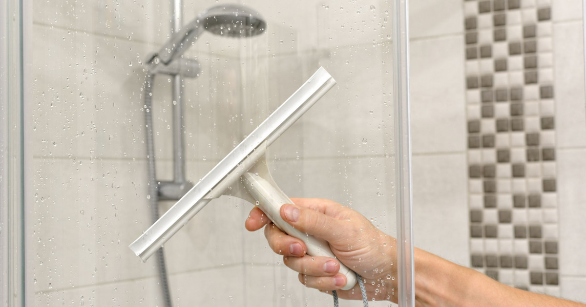 Pulire i vetri del box doccia eliminando calcare e aloni d'acqua
